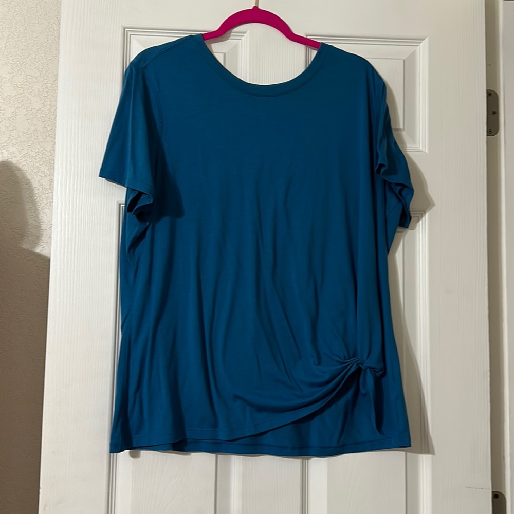 Light weight tee with knot at bottom left
